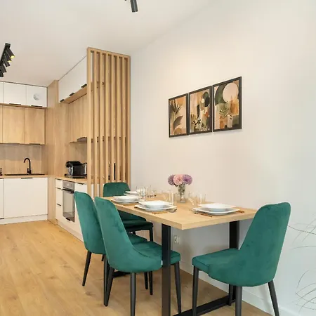 Cozy With Parking In By Renters ポズナン