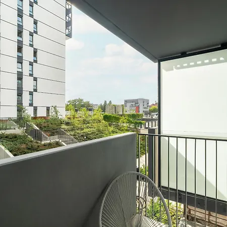 Cozy With Parking In By Renters Apartment *