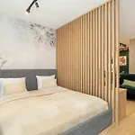 Cozy With Parking In By Renters Apartment *