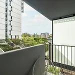 Cozy With Parking In By Renters Apartment *